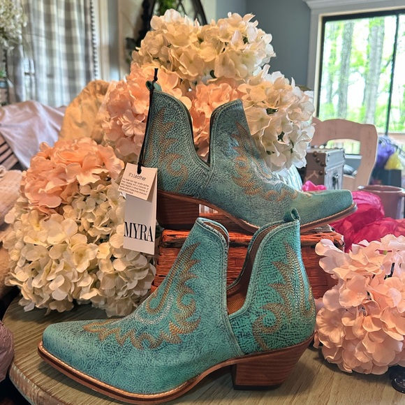 Myra Bag Booties Handmade Hand Tooled Leather - Picture 2 of 6